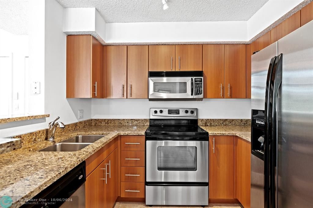 For Sale: $299,000 (2 beds, 2 baths, 948 Square Feet)