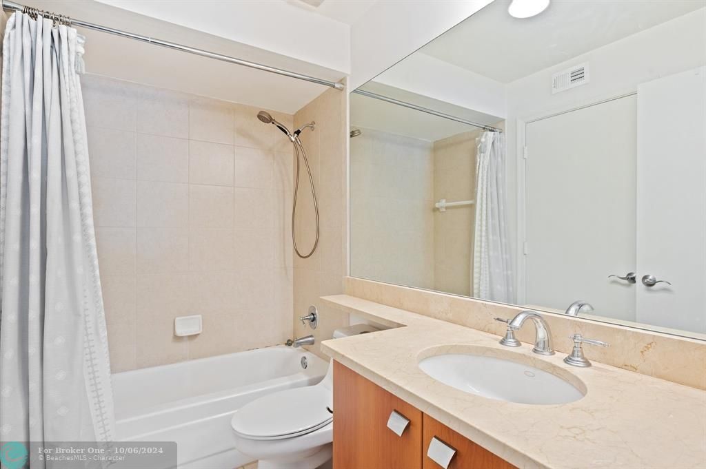 For Sale: $299,000 (2 beds, 2 baths, 948 Square Feet)