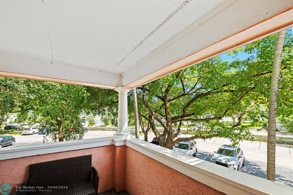 For Sale: $299,000 (2 beds, 2 baths, 948 Square Feet)