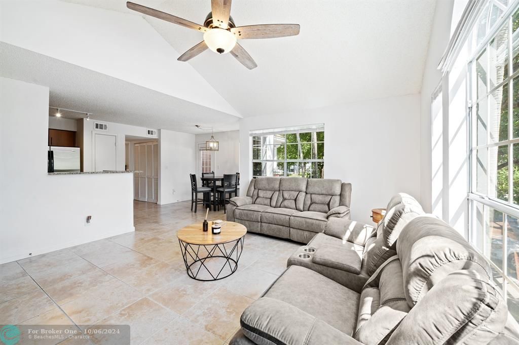 For Sale: $299,000 (2 beds, 2 baths, 948 Square Feet)