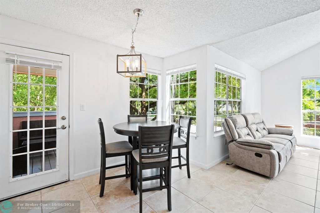 For Sale: $299,000 (2 beds, 2 baths, 948 Square Feet)