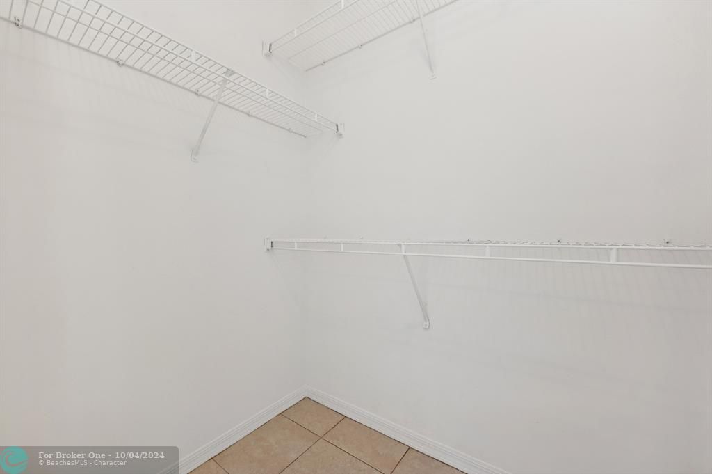 Active With Contract: $319,000 (3 beds, 2 baths, 1186 Square Feet)