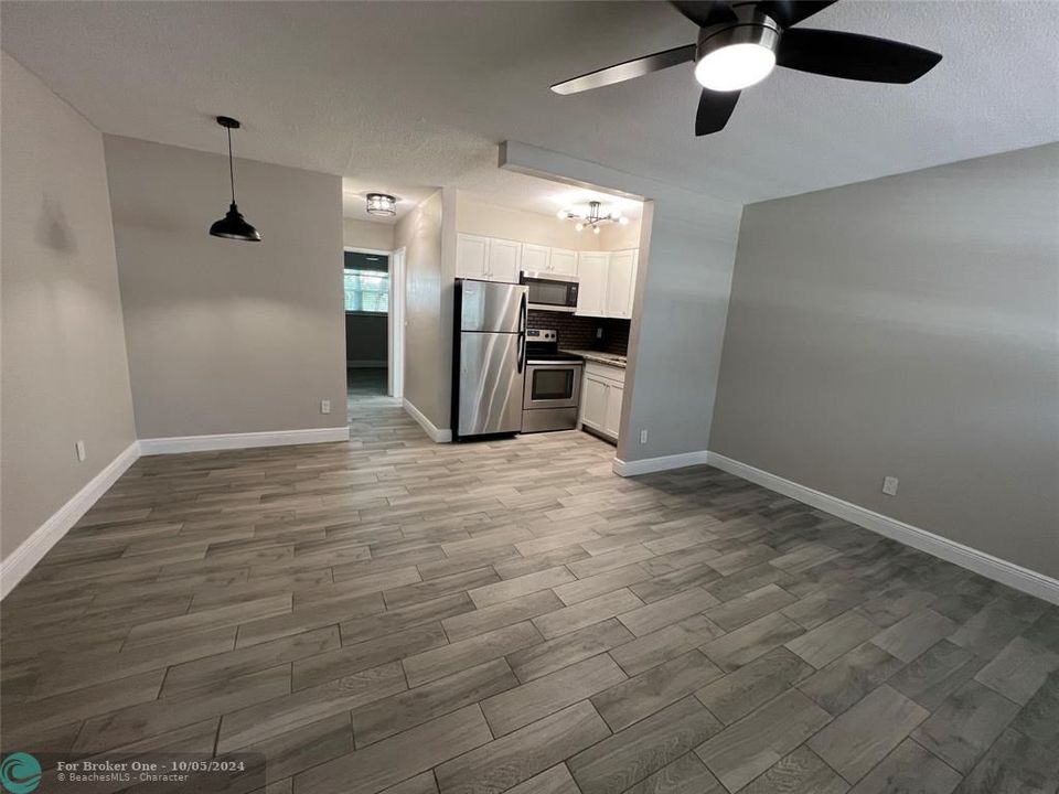 Active With Contract: $1,800 (1 beds, 1 baths, 600 Square Feet)