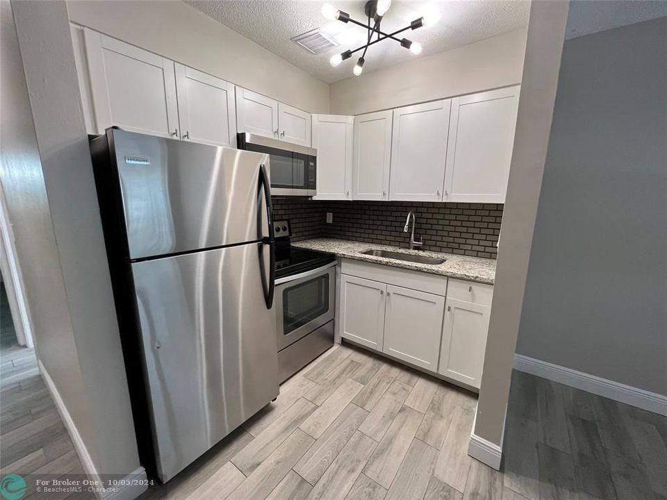 Active With Contract: $1,800 (1 beds, 1 baths, 600 Square Feet)