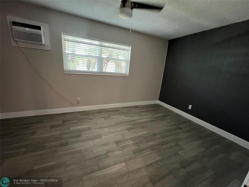 Active With Contract: $1,800 (1 beds, 1 baths, 600 Square Feet)