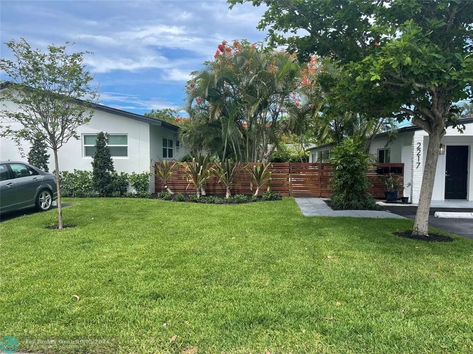 Active With Contract: $1,800 (1 beds, 1 baths, 600 Square Feet)