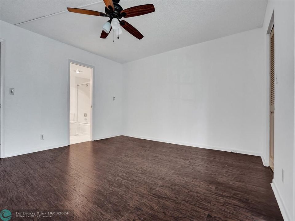 For Sale: $159,900 (2 beds, 2 baths, 1162 Square Feet)