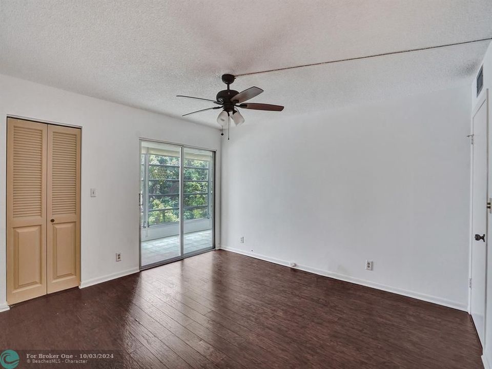 For Sale: $159,900 (2 beds, 2 baths, 1162 Square Feet)