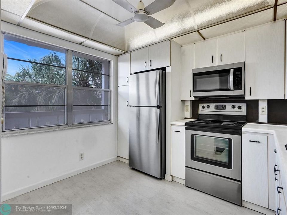 For Sale: $159,900 (2 beds, 2 baths, 1162 Square Feet)