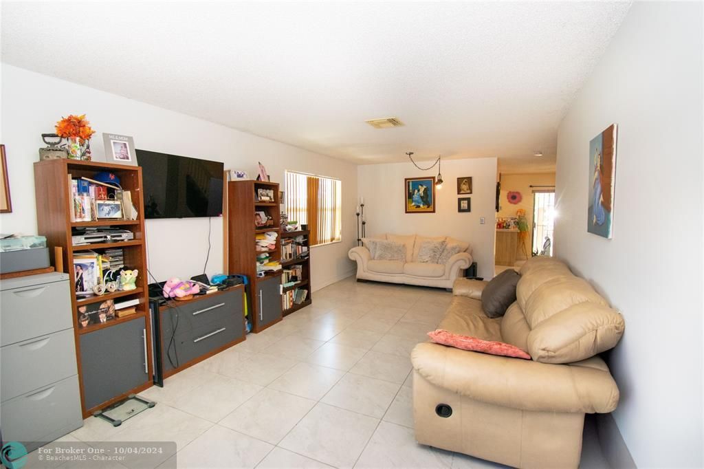 For Sale: $387,500 (3 beds, 2 baths, 1567 Square Feet)