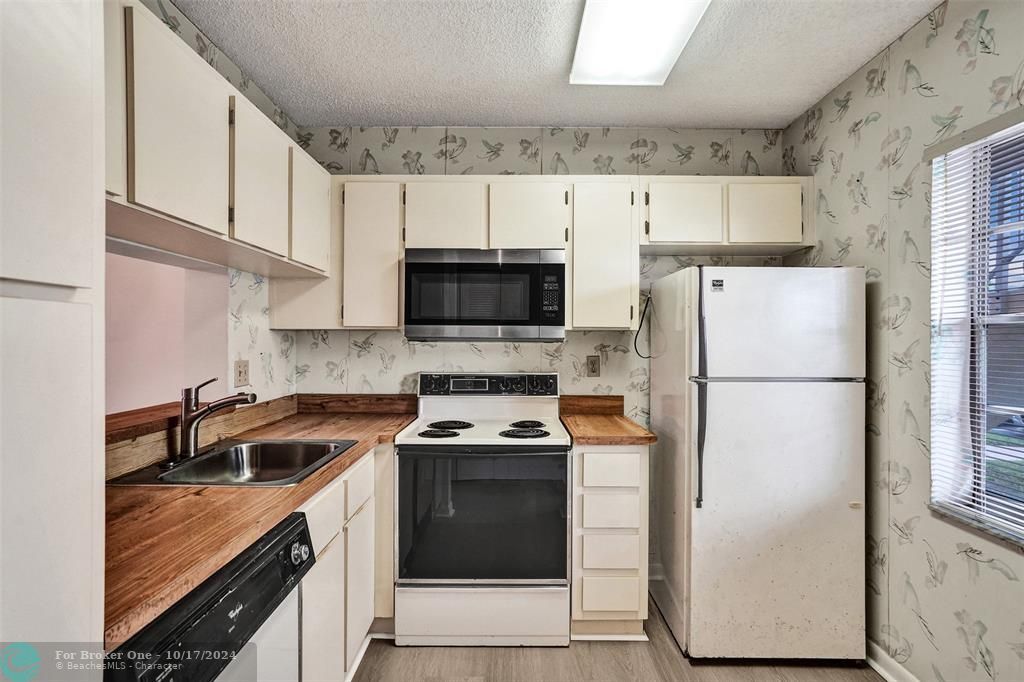 For Sale: $165,000 (1 beds, 1 baths, 630 Square Feet)