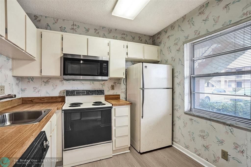 For Sale: $165,000 (1 beds, 1 baths, 630 Square Feet)