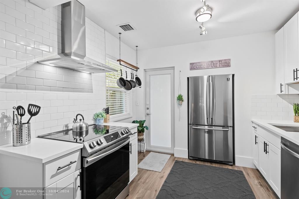 For Sale: $539,000 (2 beds, 1 baths, 812 Square Feet)