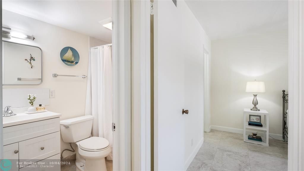 For Sale: $259,900 (2 beds, 2 baths, 935 Square Feet)