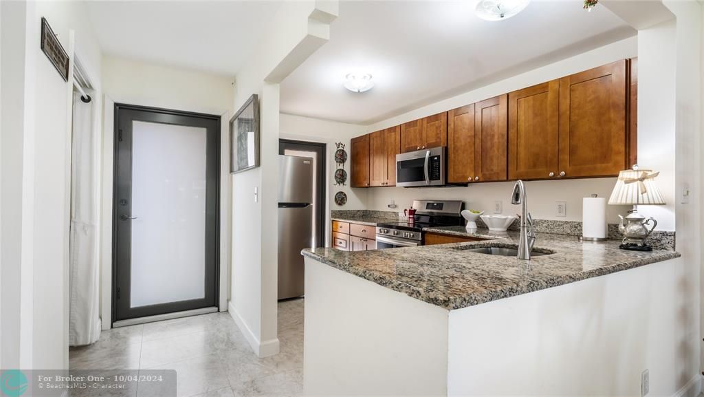 For Sale: $259,900 (2 beds, 2 baths, 935 Square Feet)