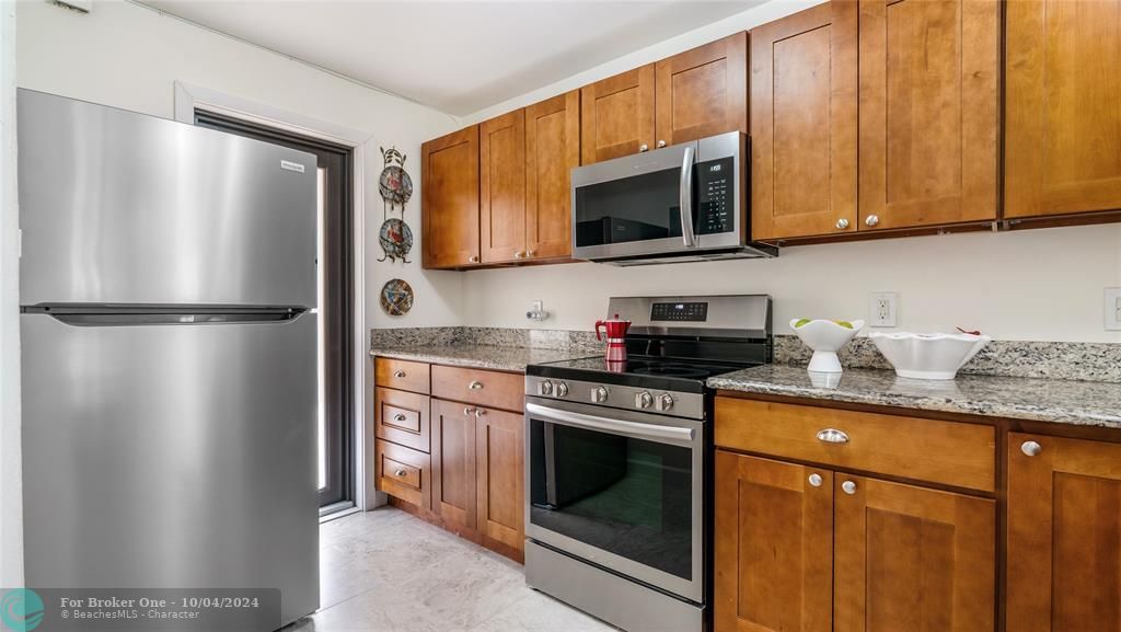 For Sale: $259,900 (2 beds, 2 baths, 935 Square Feet)