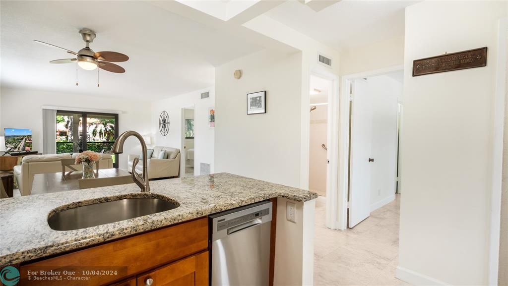 For Sale: $259,900 (2 beds, 2 baths, 935 Square Feet)