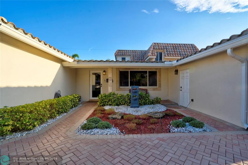 For Sale: $1,199,000 (5 beds, 3 baths, 2745 Square Feet)