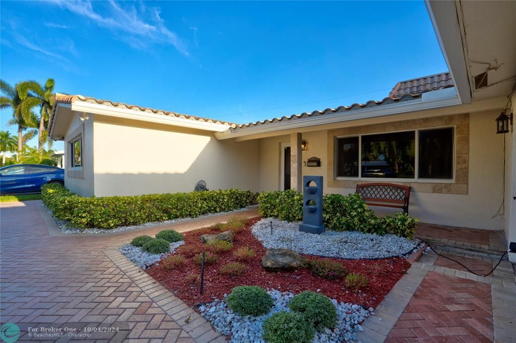 For Sale: $1,199,000 (5 beds, 3 baths, 2745 Square Feet)