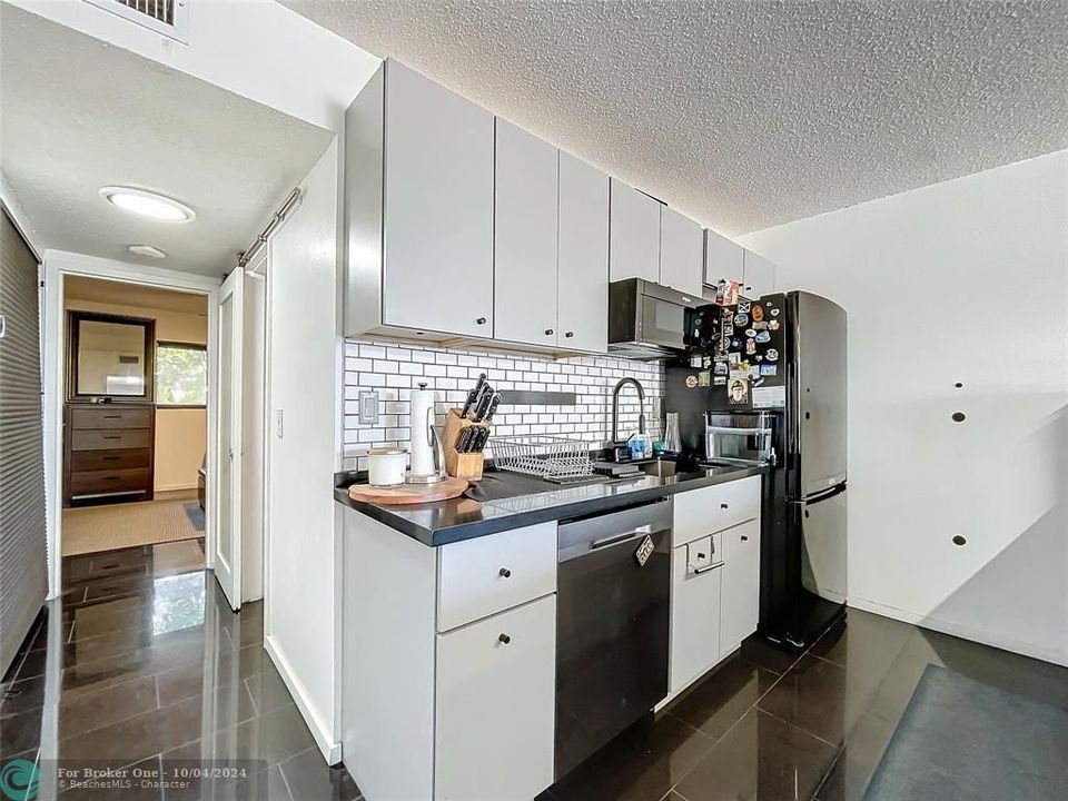 For Sale: $214,999 (1 beds, 1 baths, 685 Square Feet)