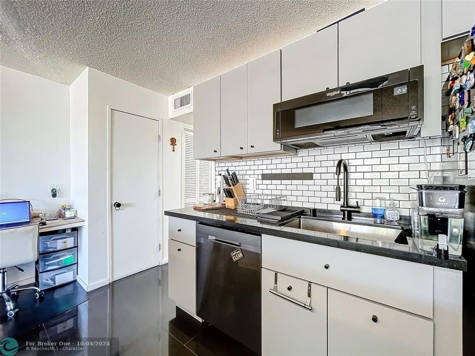 For Sale: $214,999 (1 beds, 1 baths, 685 Square Feet)