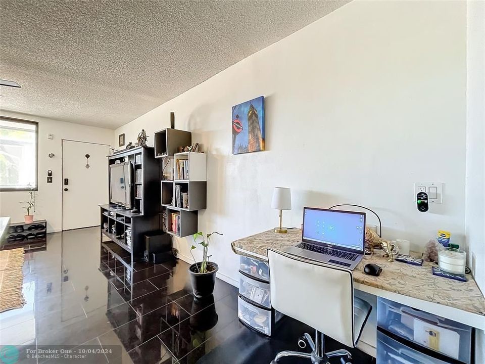 For Sale: $214,999 (1 beds, 1 baths, 685 Square Feet)