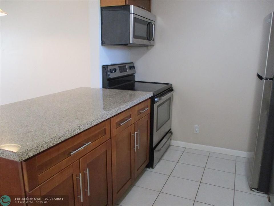 For Rent: $2,400 (2 beds, 2 baths, 981 Square Feet)