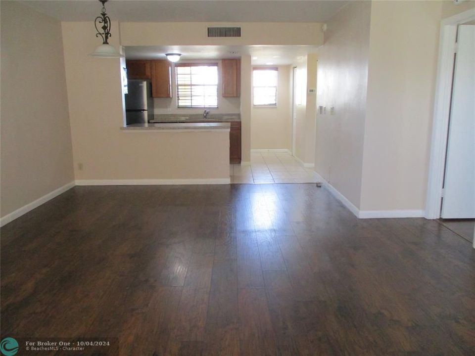 For Rent: $2,400 (2 beds, 2 baths, 981 Square Feet)