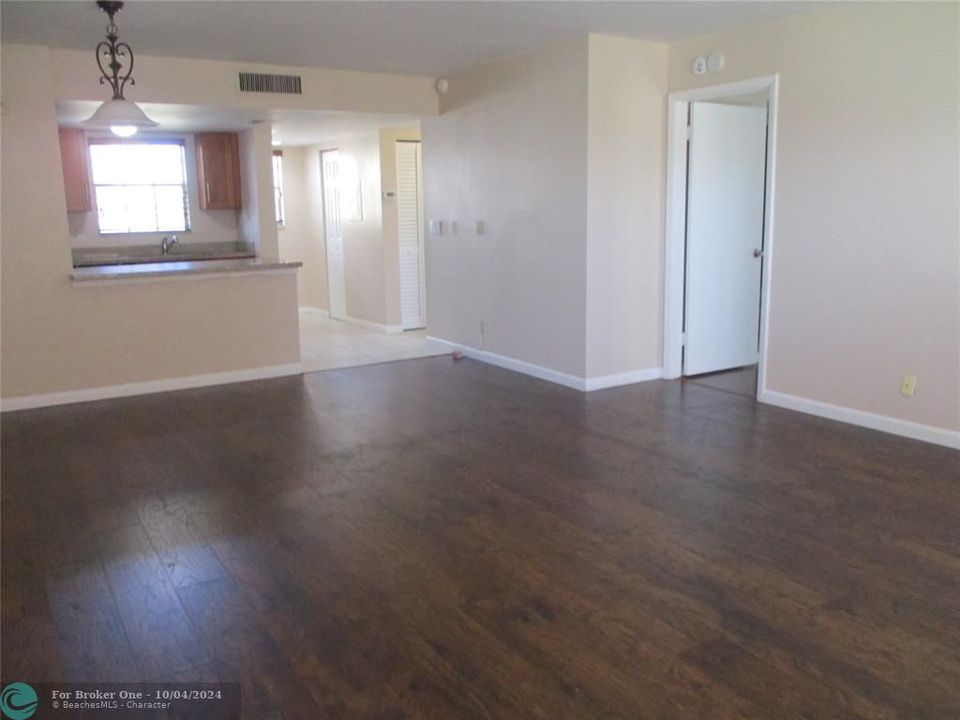 For Rent: $2,400 (2 beds, 2 baths, 981 Square Feet)