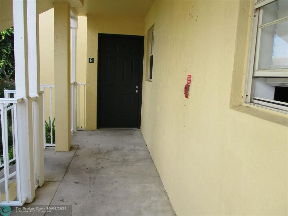 For Rent: $2,400 (2 beds, 2 baths, 981 Square Feet)