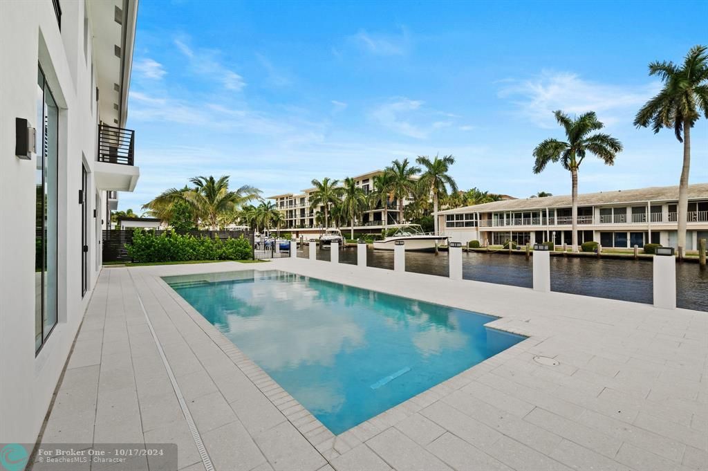 For Sale: $5,995,000 (5 beds, 6 baths, 6627 Square Feet)