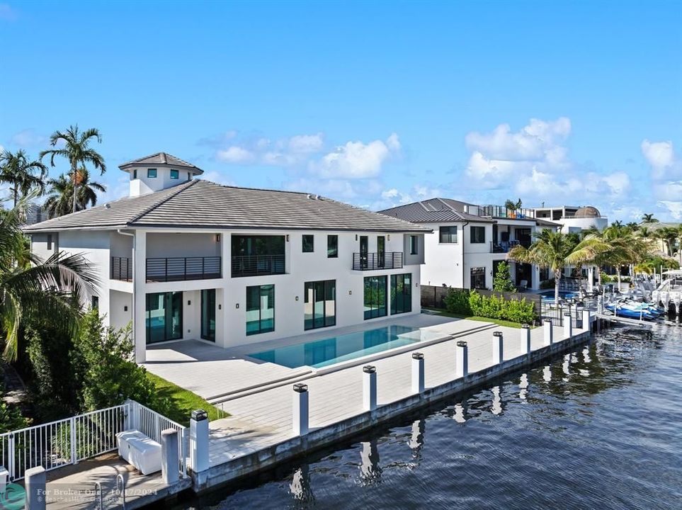 For Sale: $5,995,000 (5 beds, 6 baths, 6627 Square Feet)