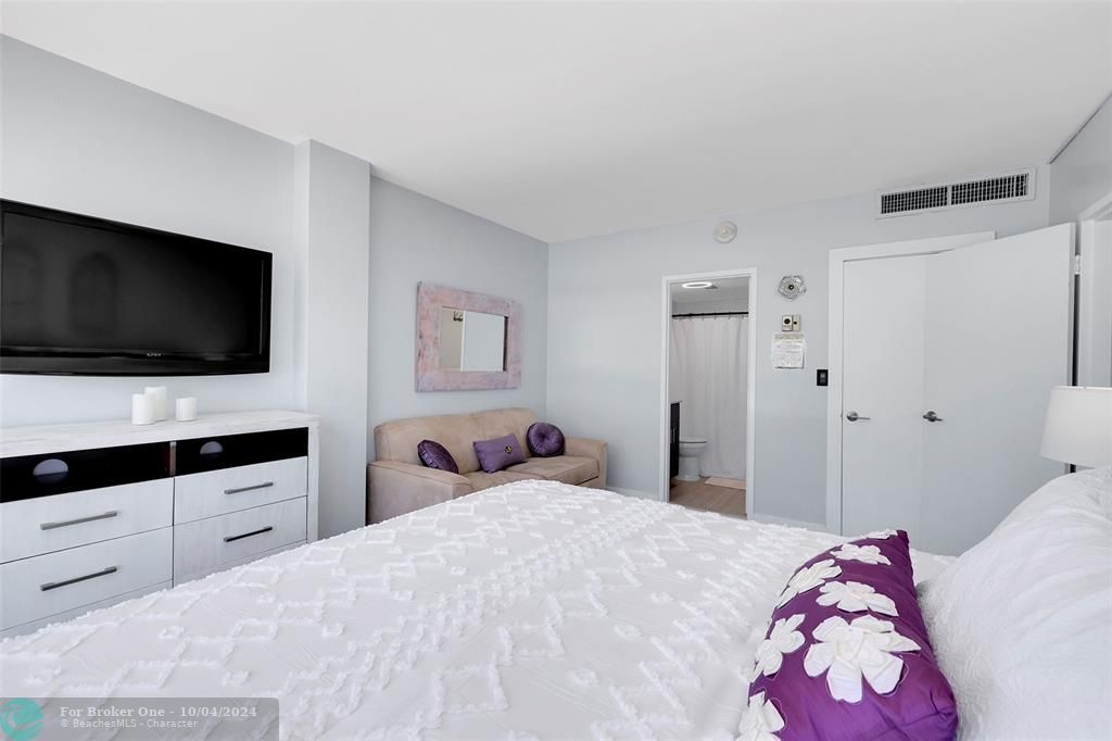 For Sale: $875,000 (2 beds, 2 baths, 1080 Square Feet)