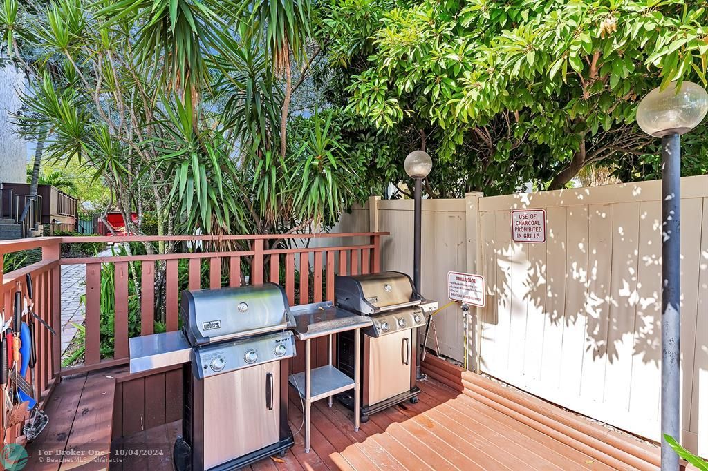 For Sale: $390,000 (2 beds, 2 baths, 1014 Square Feet)