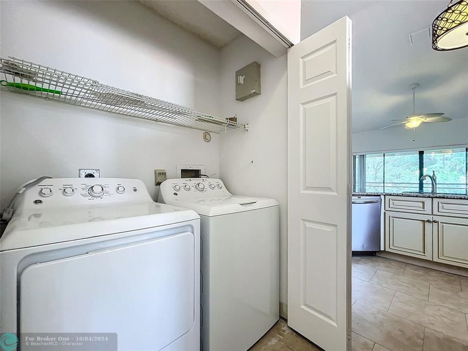 For Sale: $248,990 (2 beds, 2 baths, 996 Square Feet)