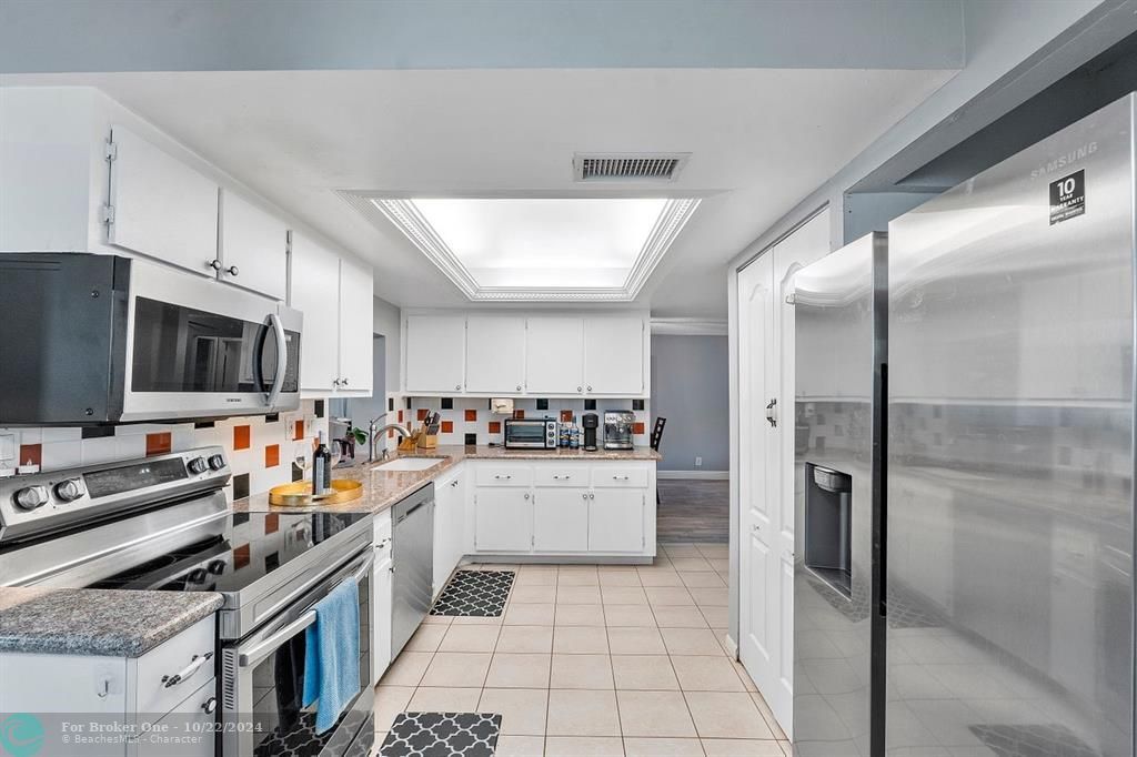 For Sale: $415,000 (2 beds, 2 baths, 1716 Square Feet)