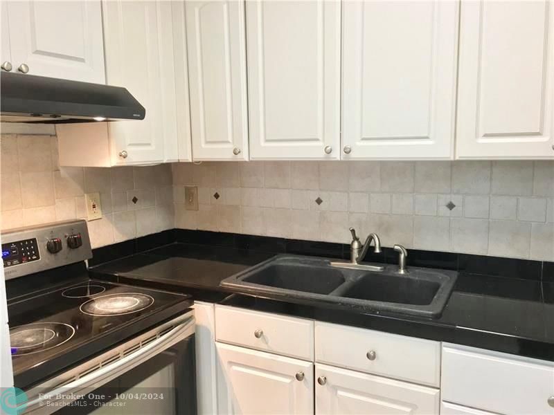 For Rent: $1,750 (2 beds, 2 baths, 800 Square Feet)