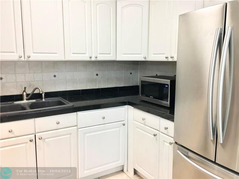 For Rent: $1,750 (2 beds, 2 baths, 800 Square Feet)