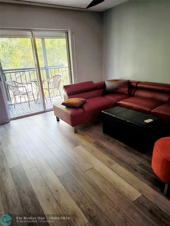 En Venta: $265,900 (2 camas, 2 baños, 975 Pies cuadrados)