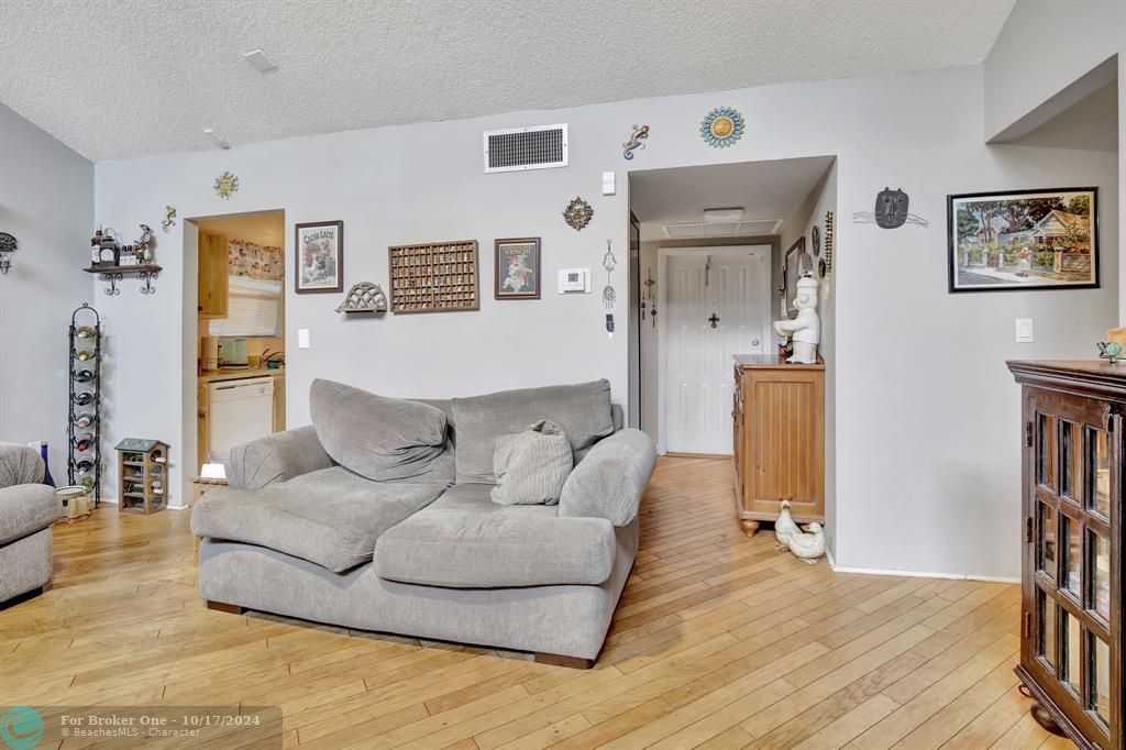 For Sale: $240,000 (3 beds, 2 baths, 1240 Square Feet)