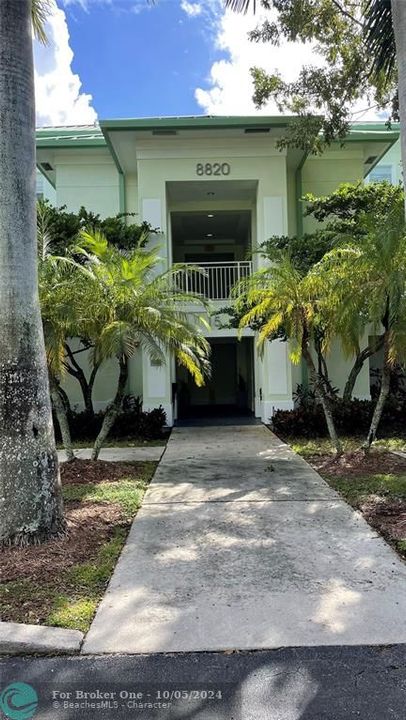 For Rent: $2,900 (1 beds, 2 baths, 1070 Square Feet)