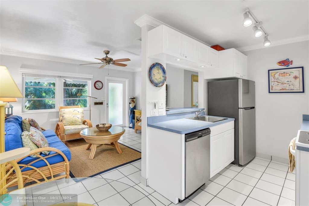 For Sale: $645,000 (1 beds, 1 baths, 657 Square Feet)