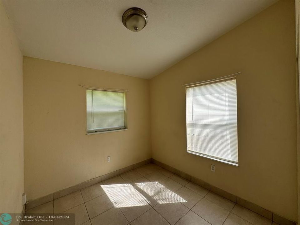 For Sale: $219,000 (2 beds, 1 baths, 576 Square Feet)