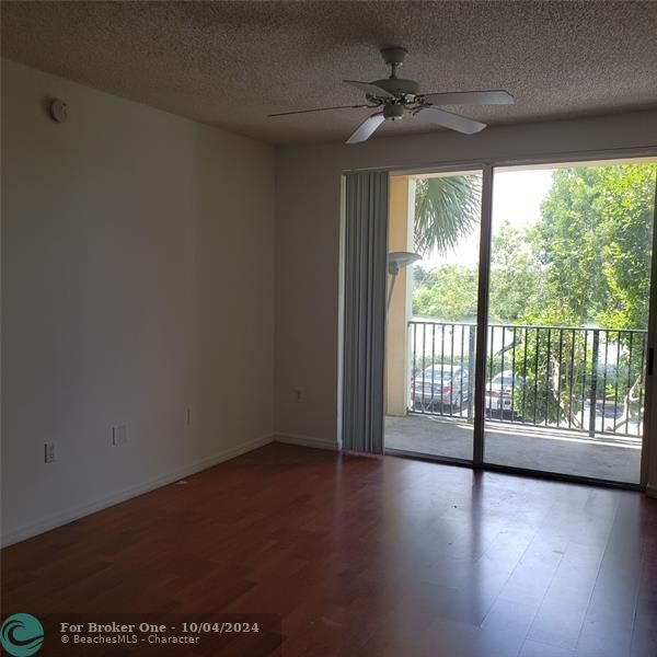 For Rent: $2,300 (2 beds, 2 baths, 977 Square Feet)