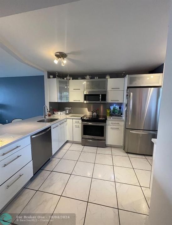 For Sale: $199,900 (1 beds, 1 baths, 1036 Square Feet)