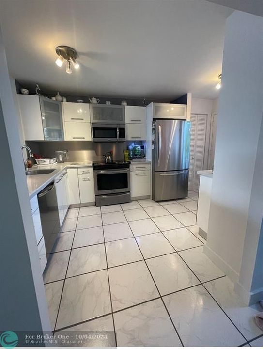 For Sale: $199,900 (1 beds, 1 baths, 1036 Square Feet)