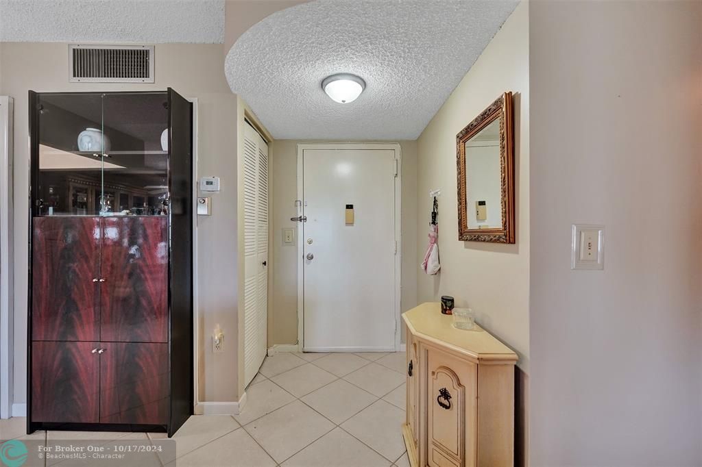 For Sale: $160,000 (2 beds, 2 baths, 940 Square Feet)