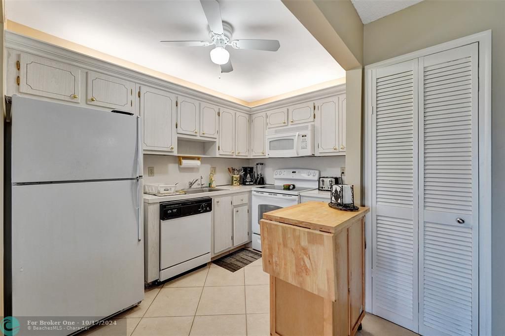 For Sale: $160,000 (2 beds, 2 baths, 940 Square Feet)