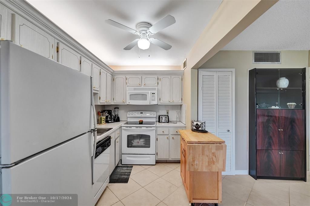 For Sale: $160,000 (2 beds, 2 baths, 940 Square Feet)