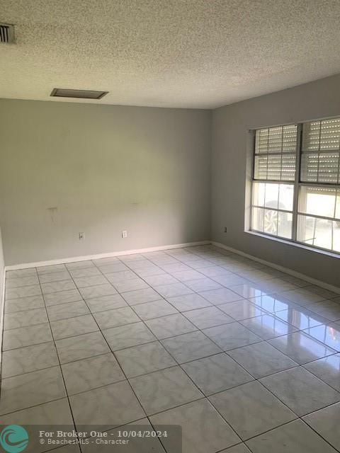 For Sale: $279,000 (2 beds, 2 baths, 1176 Square Feet)